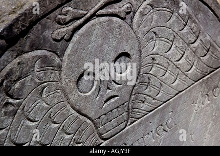 Detail der geflügelte Totenkopf auf alten Grabstein im Friedhof Boston Massachusetts Stockfoto