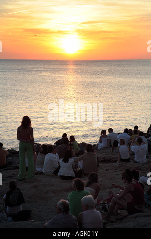 Touristen im Cafe del Mar, den Sonnenuntergang, Ibiza, Spanien Stockfoto
