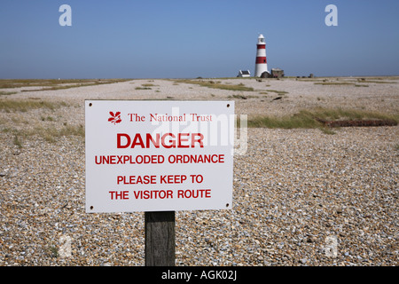 Gefahrenzeichen und Leuchtturm am Orford Ness National Nature Reserve in Suffolk Stockfoto