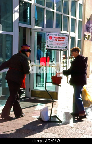 Eine großzügige Frau hält während des Einkaufs um Spenden an die Heilsarmee in den Ferien in Salt Lake City, Utah, USA. Stockfoto