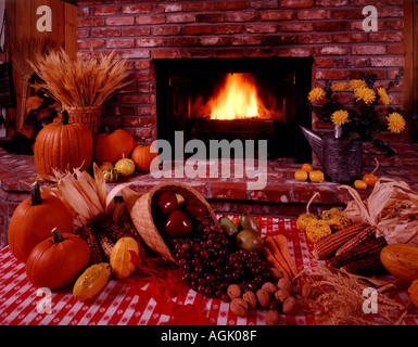 Ernte-Still-Leben am brennenden Kamin mit Herbst Gemüse Füllhorn rustikalen Tischdecke Stockfoto