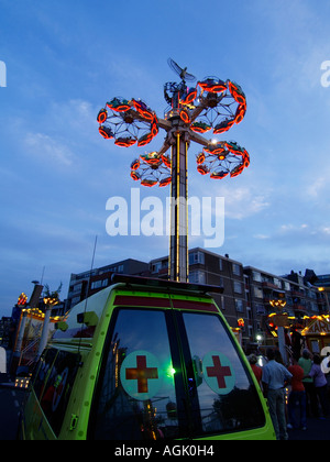 Krankenwagen auf der jährlichen Kirmes Festplatz in Tilburg in den Niederlanden Stockfoto