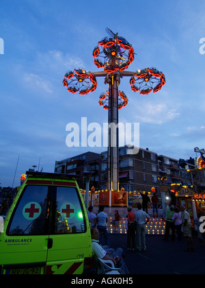 Krankenwagen auf der jährlichen Kirmes Festplatz in Tilburg in den Niederlanden Stockfoto