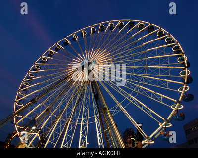 Riesenrad auf dem jährlichen Kirmes Festplatz in Tilburg in den Niederlanden Stockfoto