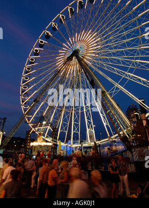 Riesenrad auf dem jährlichen Kirmes Festplatz in Tilburg in den Niederlanden Stockfoto