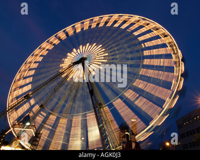 Riesenrad auf dem jährlichen Kirmes Festplatz in Tilburg in den Niederlanden Stockfoto