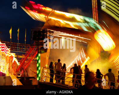 Menschen warten ihrerseits auf die jährliche Kirmes Festplatz in Tilburg, Niederlande Stockfoto