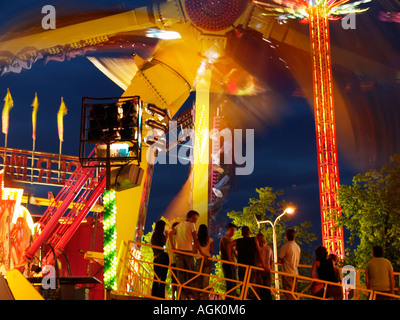 Menschen warten ihrerseits auf die jährliche Kirmes Festplatz in Tilburg, Niederlande Stockfoto