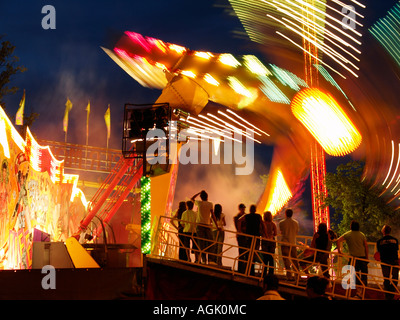 Menschen warten ihrerseits auf die jährliche Kirmes Festplatz in Tilburg, Niederlande Stockfoto