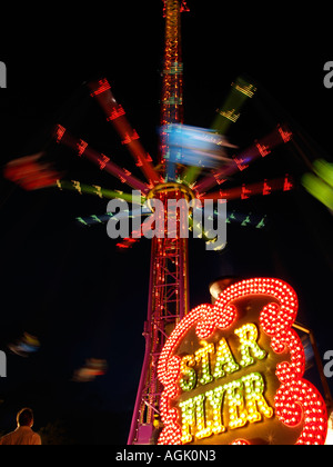 star Flyer 50m hoch fahren auf die jährliche Kirmes Festplatz in Tilburg Niederlande Stockfoto