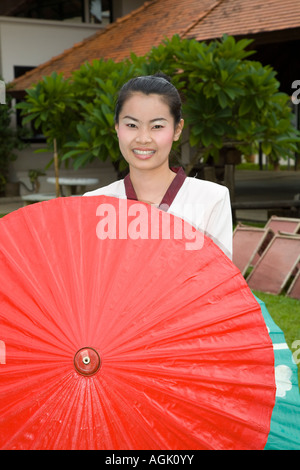 Asiatisches Kunsthandwerk Geschäfte an Borsang, oder Bo Sang, oder Bor sang. Frau Porträt mit Sonnenschirm, Sonnenschirm Craft, Chiang Mai, Asien, Thailand Stockfoto