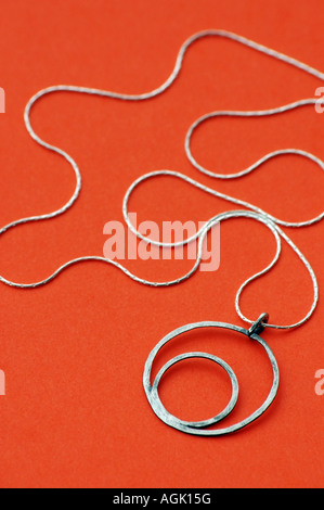 Halskette gemacht von zwei handgefertigte Sterling Silber Ringe. Stockfoto