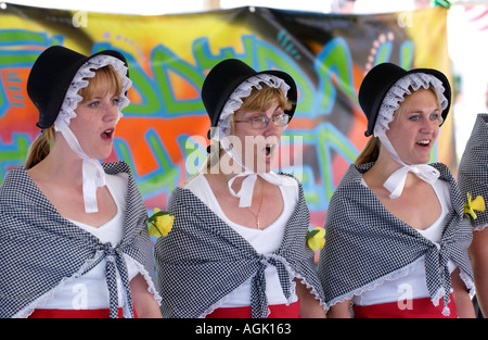 Damen-Chor in Tracht singen in einem Wettbewerb an der National Eisteddfod of Wales Stockfoto