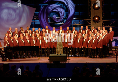 Männerchor singt auf der Bühne an der National Eisteddfod of Wales in Newport South Wales UK Stockfoto