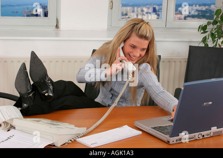 Sekretärin macht einen Telefonanruf Sekretaerin telefoniert Stockfoto