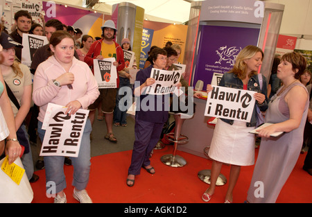 Walisische Sprache Gesellschaft Protest in Waliser Versammlung Regierung Pavillon auf dem National Eisteddfod of Wales Stockfoto