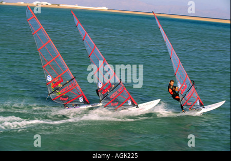 Gruppe von 3 Windsurfer Segel in engen Formation am Roten Meer, Lagune von Dahab, Ägypten Stockfoto