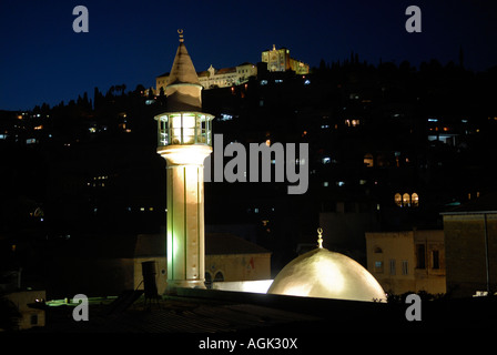 Blick auf die weiße Moschee befindet sich in Harat Alghama oder 'Moschee Quartier"am alten Markt von Nazareth. Nordisrael Stockfoto