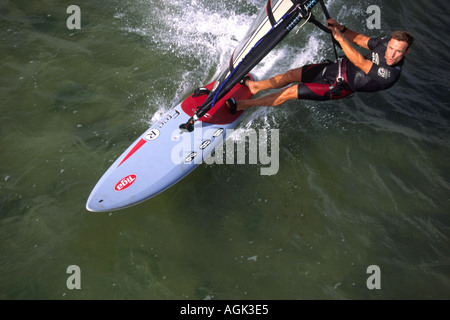Luftaufnahme des männlichen Windsurfer Segeln Viewer betrachten Stockfoto