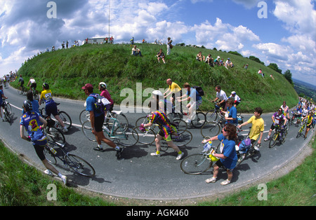 Amateur-Radfahrer Teilnahme in London, Brighton Radrennen erreichen den Gipfel des Ditchling Beacon West Sussex UK Stockfoto