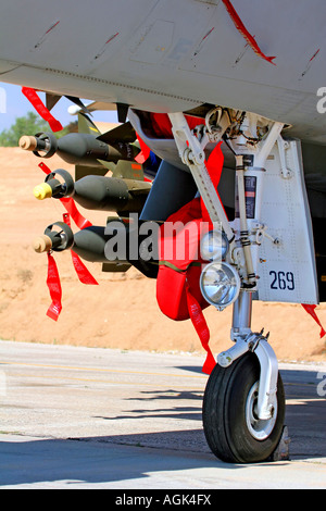 Israelische Luftwaffe Boeing F-15I Thunder Ra bin geladen mit GBU-16 Paveway II Laser-geführte Bomben Stockfoto