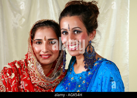 Asiatische Frauen in traditionellen indischen Hochzeitskleider mit Schmuck, Ohrringe, Tikka und bindi Stockfoto