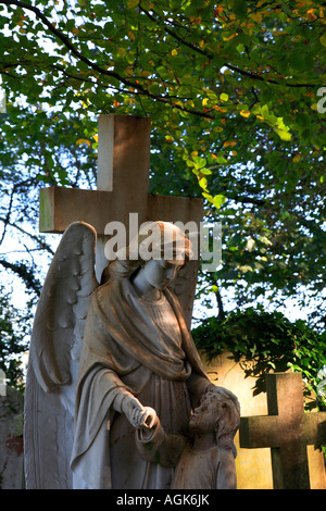Engel auf dem Friedhof der St.-Nikolaus-Kirche in Brockenhurst The New Forest Hampshire England Stockfoto