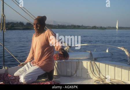 Egyptain Mann eine Falucca Lenkung. Stockfoto