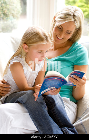 Mutter und Tochter gemeinsam lesen Stockfoto