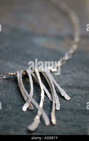 Halskette aus Sterling Streifen gelegt auf einer Tafel. Stockfoto