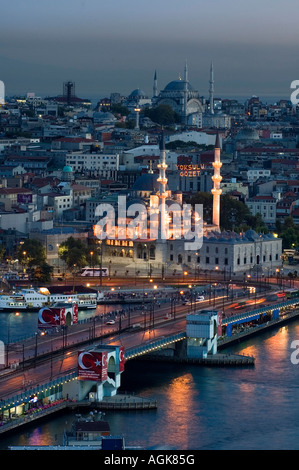 Yenicami und Nuruosmaniye Moschee bei Nacht Istanbul Stockfoto