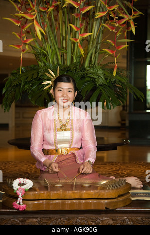 KHIM Asian Saiteninstrument. Der kim ist ein Musikinstrument aus dem Persischen Santur, das im Foyer des Hotels gespielt wird. Thailand Stockfoto