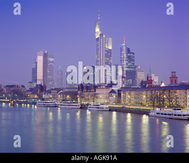 Frankfurter Skyline über Fluss Main Deutschland Stockfoto