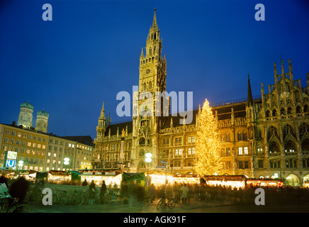 Weihnachtsbaum und Markt Marienplatz München Stockfoto