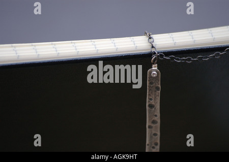 Hängiger Halskette aus ein Sterling Silber Stück zufällig gehämmert. Stockfoto