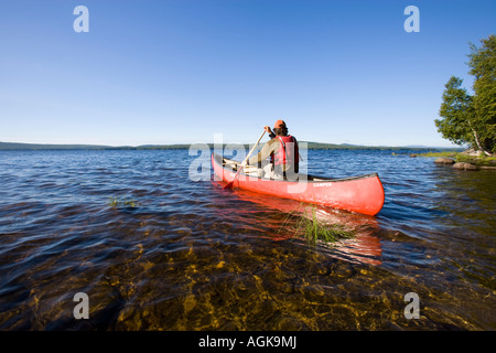 Kanufahren auf Maine s Brassua See in der Nähe von Moosehead Lake im Besitz von Plum Creek Stockfoto