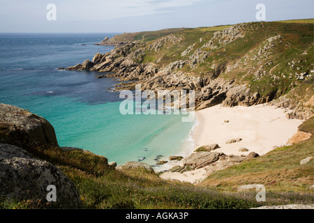 Der einsame Strand von Porth Kapelle ist nur wenige Gehminuten von der Minack Theatre in der Nähe von St Buryan in Cornwall Stockfoto