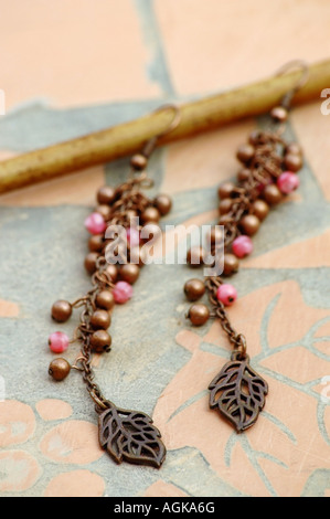 Grapevine Form Ohrringe aus Antik Kupfer und legte auf einem Mosaik aus Keramik. Stockfoto