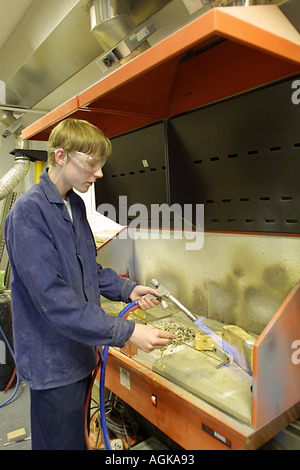 Sixth Form College Student Praktiken Schweißen Stockfoto