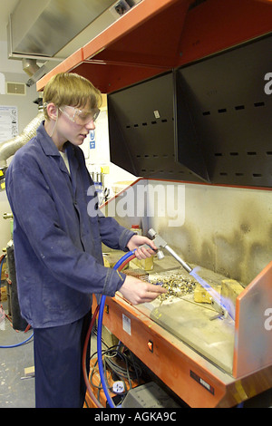 Sixth Form College-Student Praktiken Schweißen East London GB UK Stockfoto