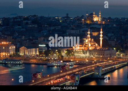 Yenicami und Nuruosmaniye Moschee bei Nacht Istanbul Stockfoto