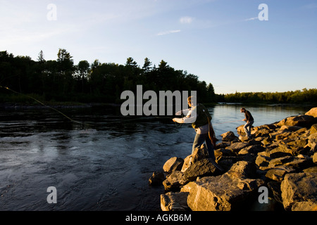 Ein paar Fliegenfischen auf dem Moose River unterhalb der Staumauer am Brassua See in Rockwood Maine Moosehead Lake region Stockfoto