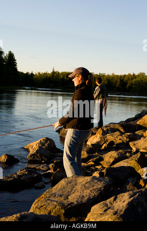 Ein paar Fliegenfischen auf dem Moose River in Rockwood Maine USA Stockfoto