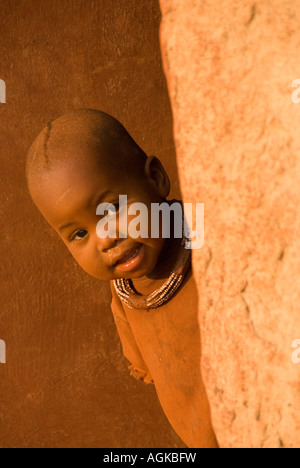 Junge der Himba in Kaokoland in der Nähe von Opowu, Namibia Stockfoto