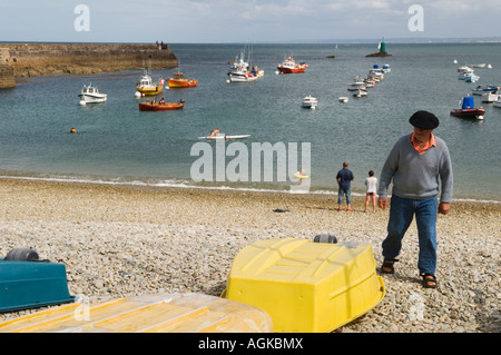 Ein Franzose trägt eine traditionelle französische Baskenmütze. Le Port du Hâble in der Nähe von Cherburg Normandie Frankreich 2007 2000er Jahre FR HOMER SYKES Stockfoto