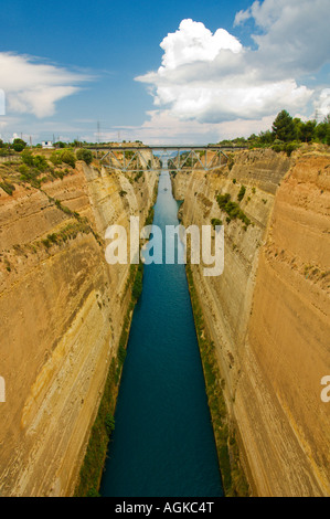 Der Kanal von Korinth verbindet den Saronischen Golf und dem Golf von Korinth in Griechenland Stockfoto