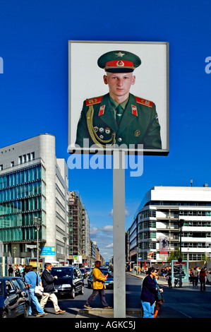 Checkpoint Charlie (Checkpoint C) war der bekannteste Berliner Mauer-Grenzübergang zwischen Ost- und West-Berlin während der Stockfoto