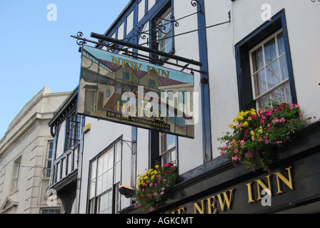 Das 14. Century New Inn Hotel Schild, Northgate Street, Gloucester, Gloucestershire England, Großbritannien Stockfoto