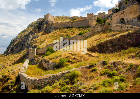 Die Akrokorinth Festung mit Blick auf die antike Stadt Korinth Griechenland Stockfoto