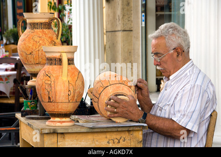 Ein Handwerker schnitzt und malt Tontöpfe in der Nähe von Korinth Griechenland Stockfoto